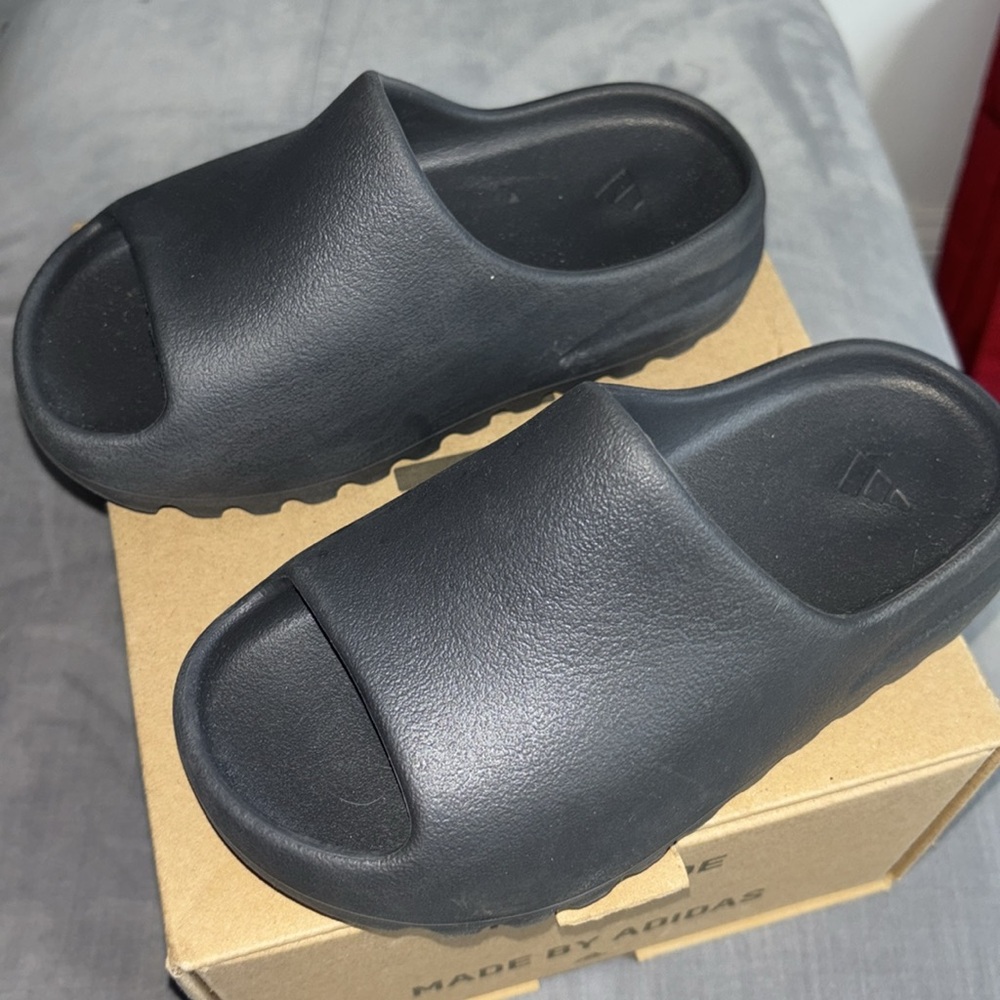 Kids Yeezy Slides. - Picture 2 of 6